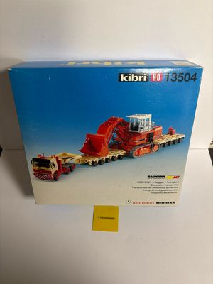 Kibri 13504 - Mercedes 3-assige cabinevrachtwagen met dieplader -- Baumann met Scheuerle graafmachine H0