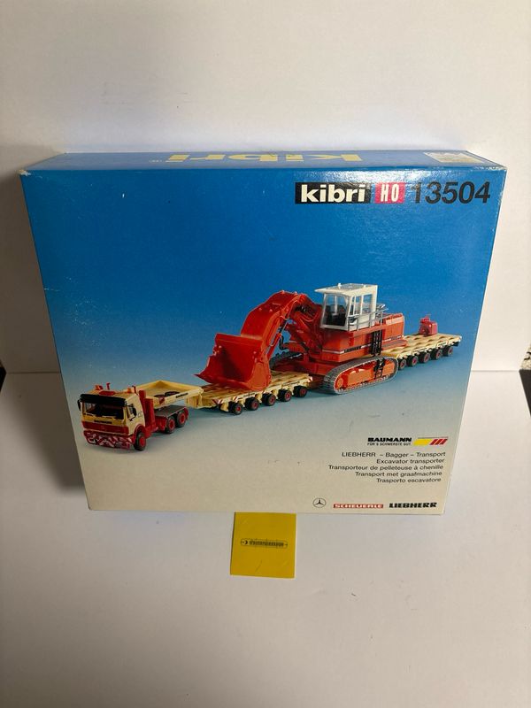 Kibri 13504 - Mercedes 3-assige cabinevrachtwagen met dieplader -- Baumann met Scheuerle graafmachine H0