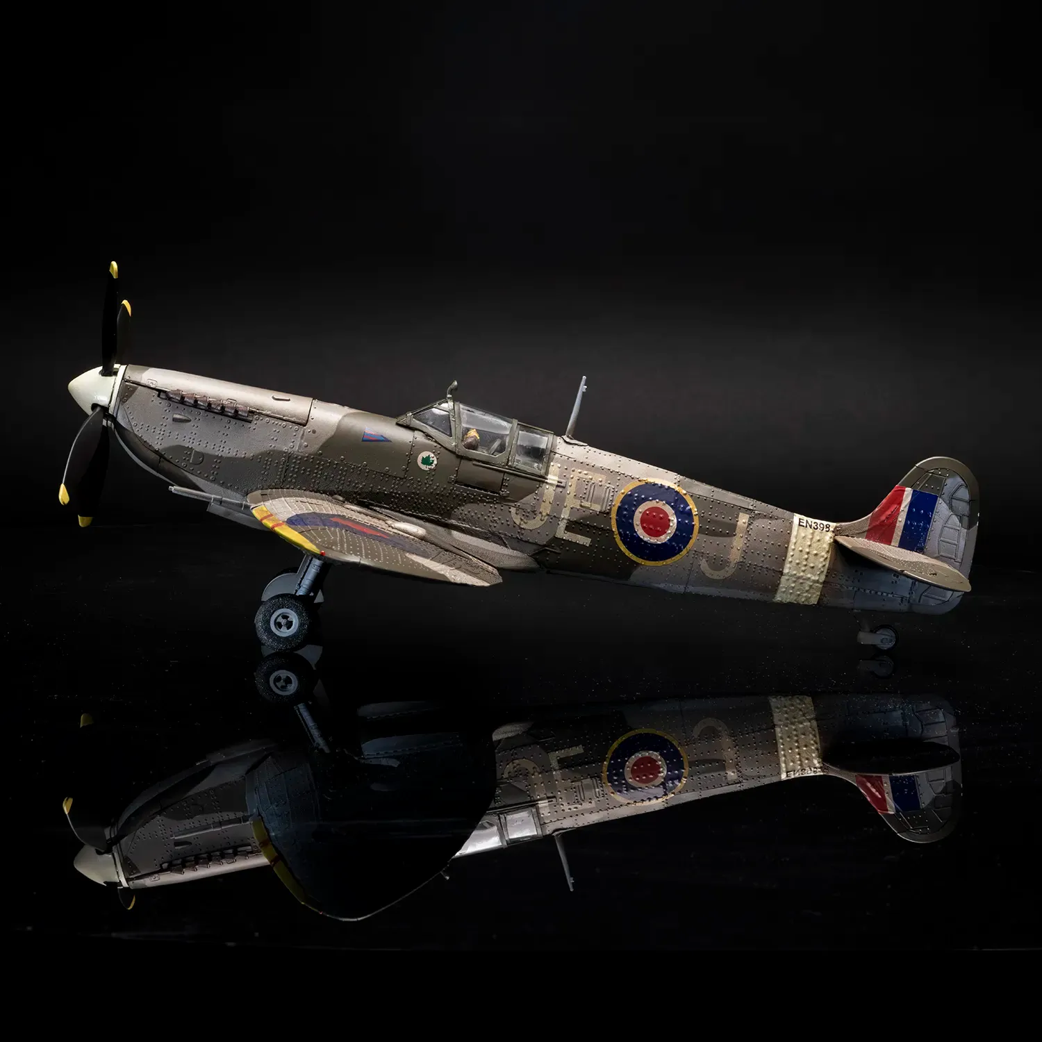 Occre 2WW01 - Supermarine Spitfire Mk IXc EN398 Aircraft Model – World War II 1:24