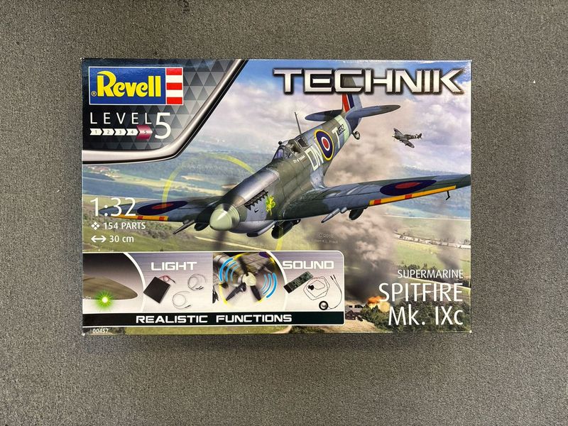 Revell 00457 - Supermarine Spitfire Mk. Ixc met licht en geluid  1:32
