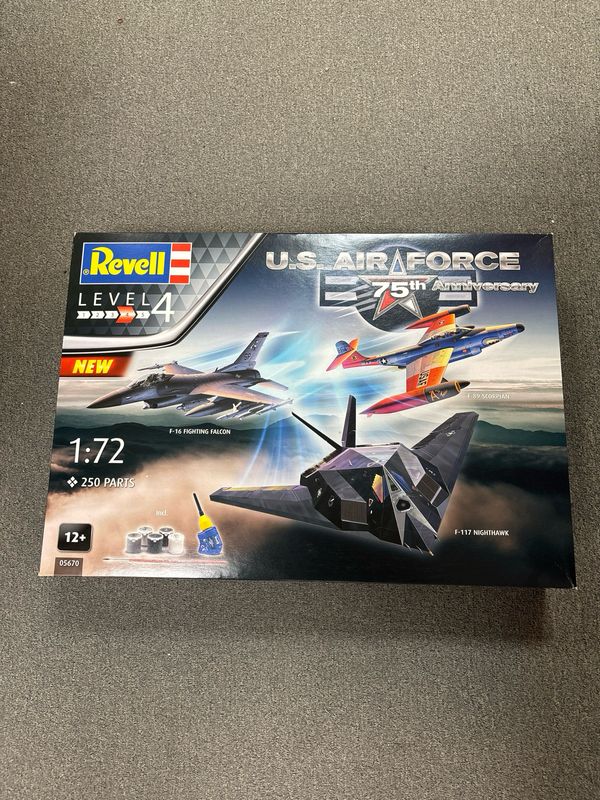Revell 05670 - U.S. Air Force 75th Anniversary (inclusief verf en lijm)  1:72