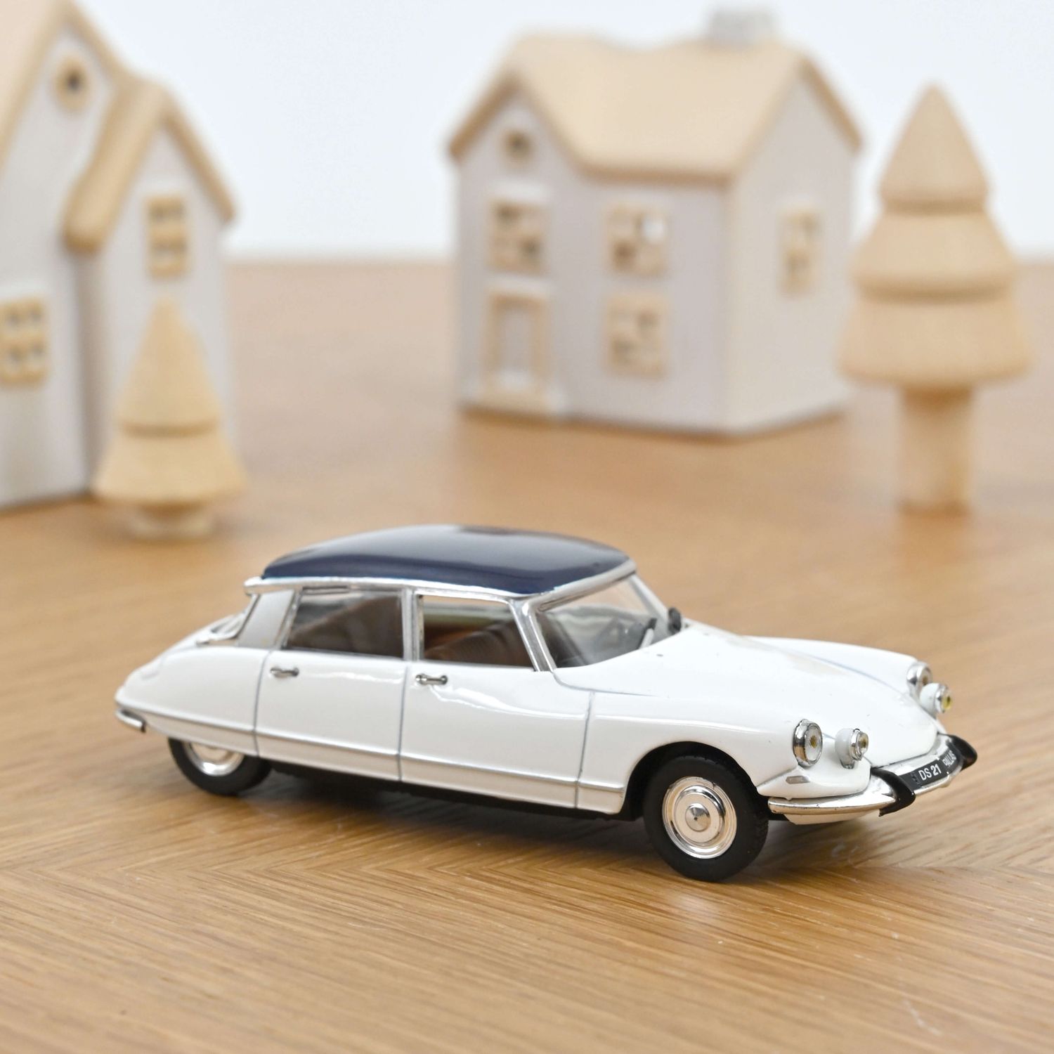 Norev 1:43 - DS 21 Pallas Carrara White