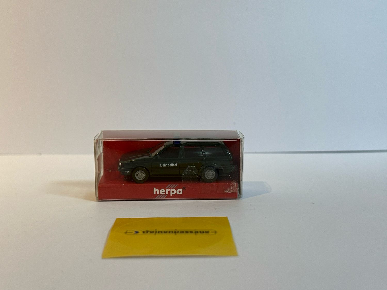 Herpa 1:87 - VW Passat Variant 5-türig mit Blaulichtbalken