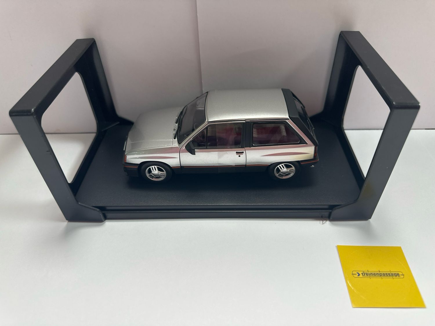 Whitebox 1:24 - Opel Corsa A SR, grijs/zwart