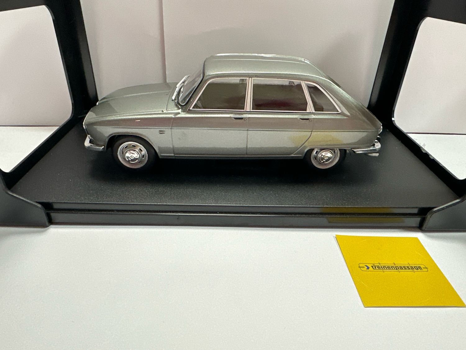Whitebox 1:24 - Renault 16, 1965, grijs