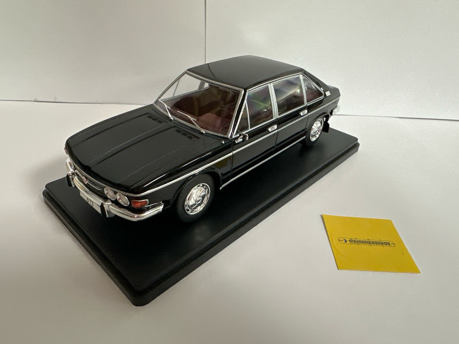 Whitebox 1:24 - Tatra 613, zwart