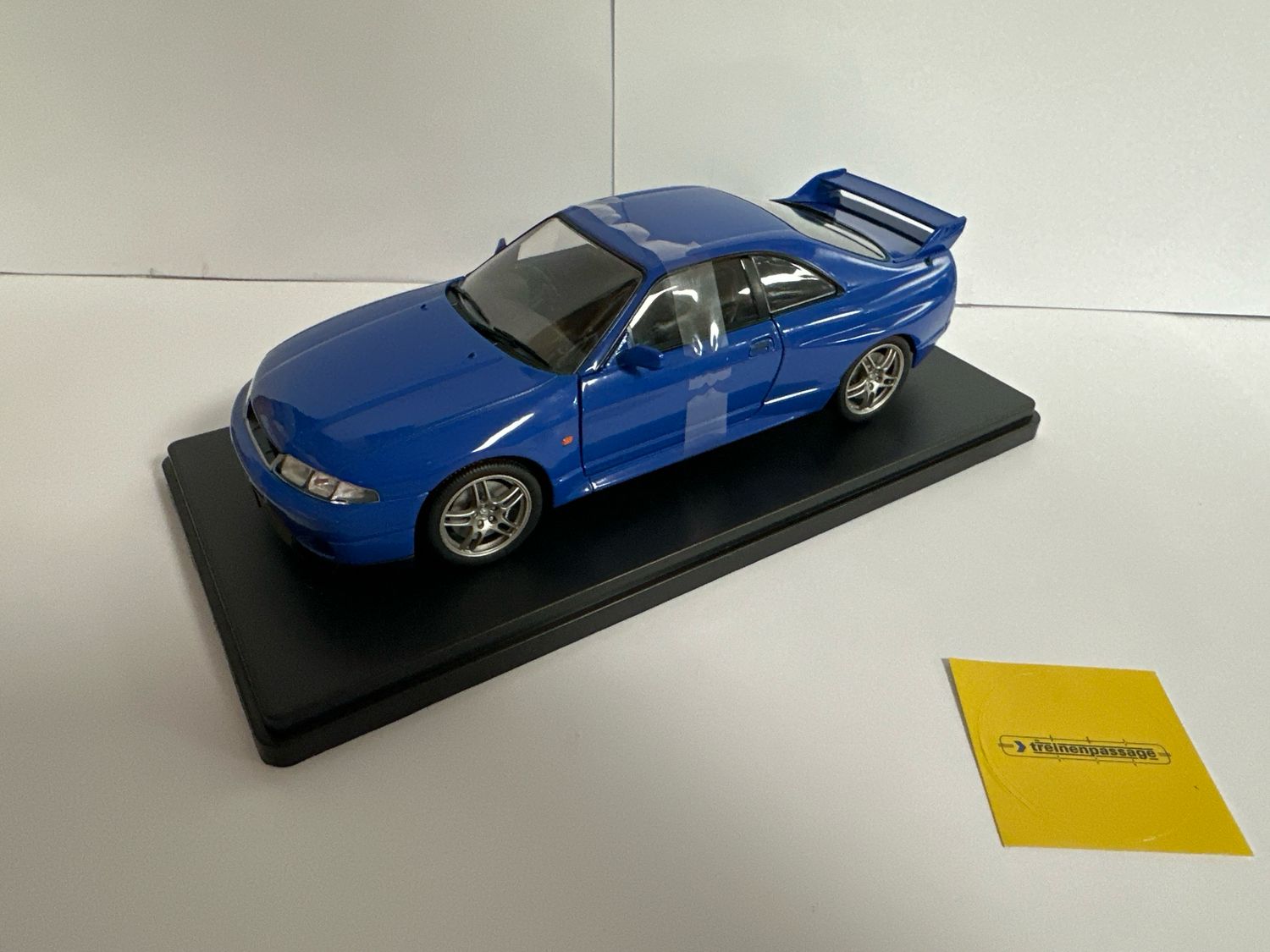 Whitebox 1:24 - Nissan Skyline GT-R (33), blauw