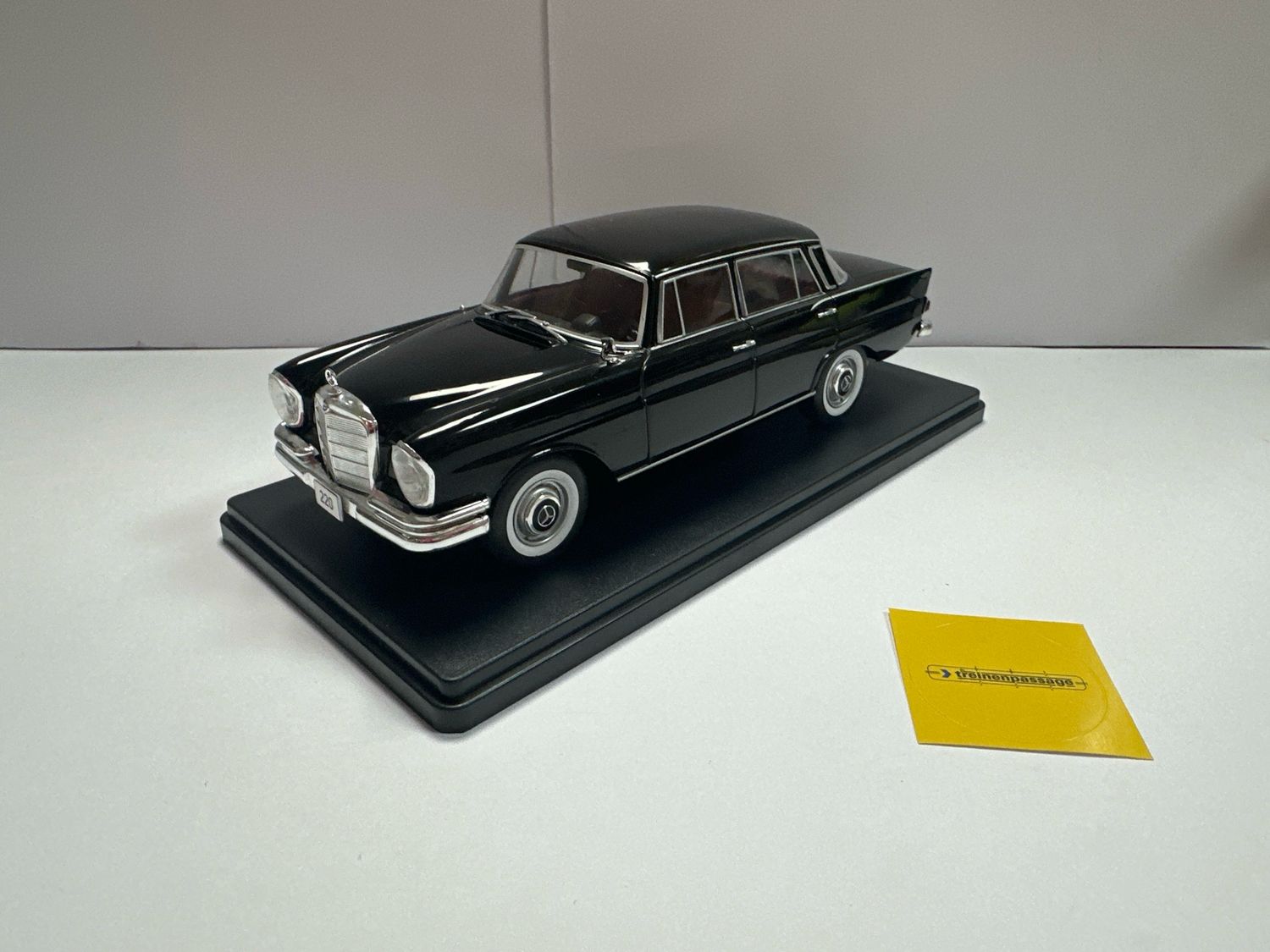 Whitebox 1:24 - Mercedes-Benz 220, zwart