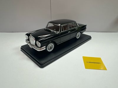Whitebox 1:24 - Mercedes-Benz 220, zwart