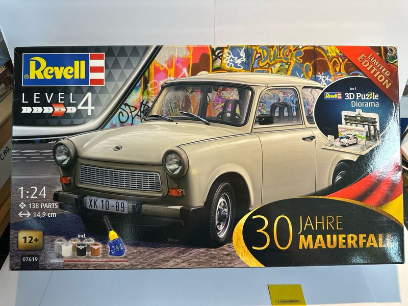 Revell 07619 - Trabant 601 30th Anniversary "Fall of the Berlin Wall" (incl. lijm en verf)1:24