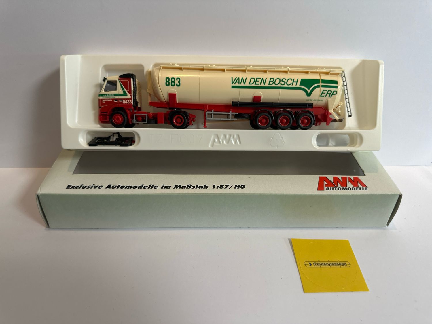 AWM 1:87 - Volvo met tankoplegger "van den Bosch"
