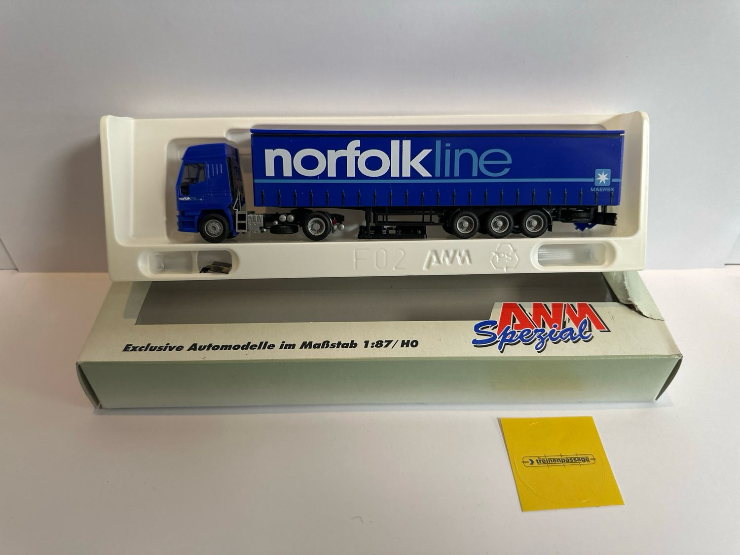 AWM 1:87 - Iveco met Norfolkline Maersk oplegger