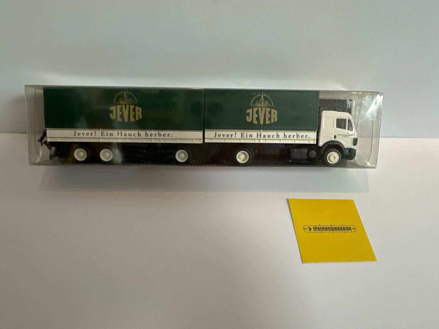 Albedo 1:87 - Mercedes met oplegger en aanhanger "Jever"