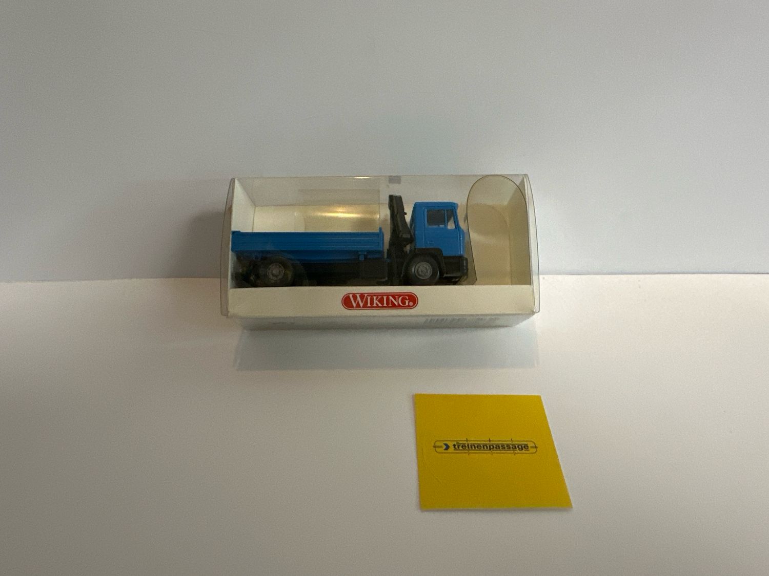 Wiking 1:87 - MAN F90 Pritschenkipper mit Kran hellblau