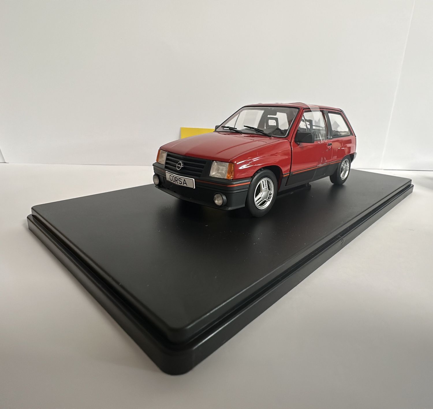 Whitebox 1:24 - Opel Corsa A SR, rood,