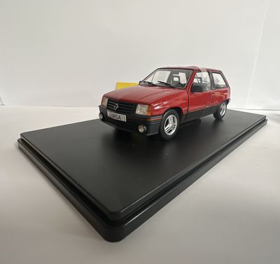 Whitebox 1:24 - Opel Corsa A SR, rood,