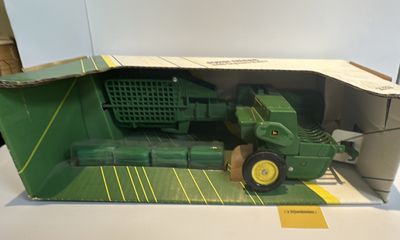 Ertl 1:16 - John Deere 348 Square Baler