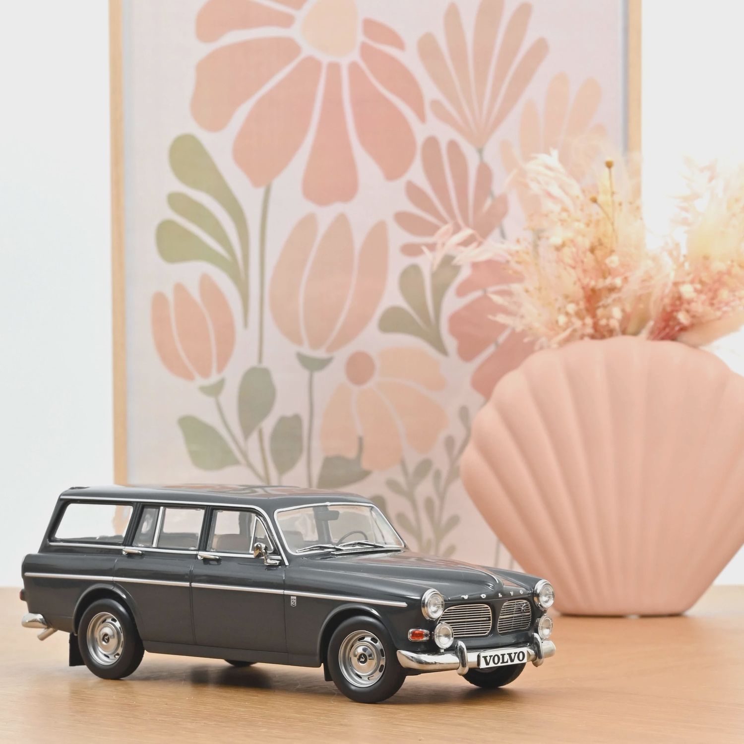Norev 1:18 - Volvo Amazon Break 1966 Graphite Grey