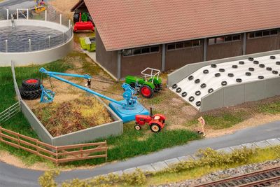 Faller 130678 - Mobiele silo met mesthoop met kraan, H0