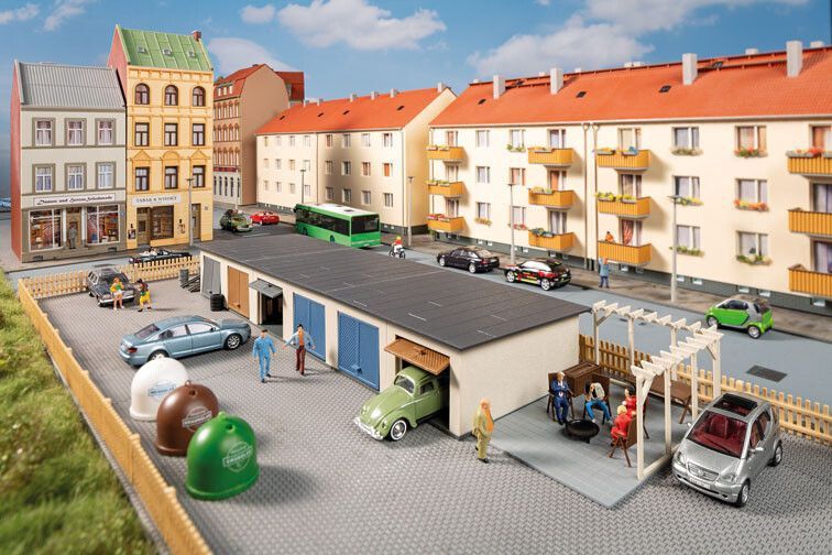Auhagen 11484 -  Garages met accessoires, H0