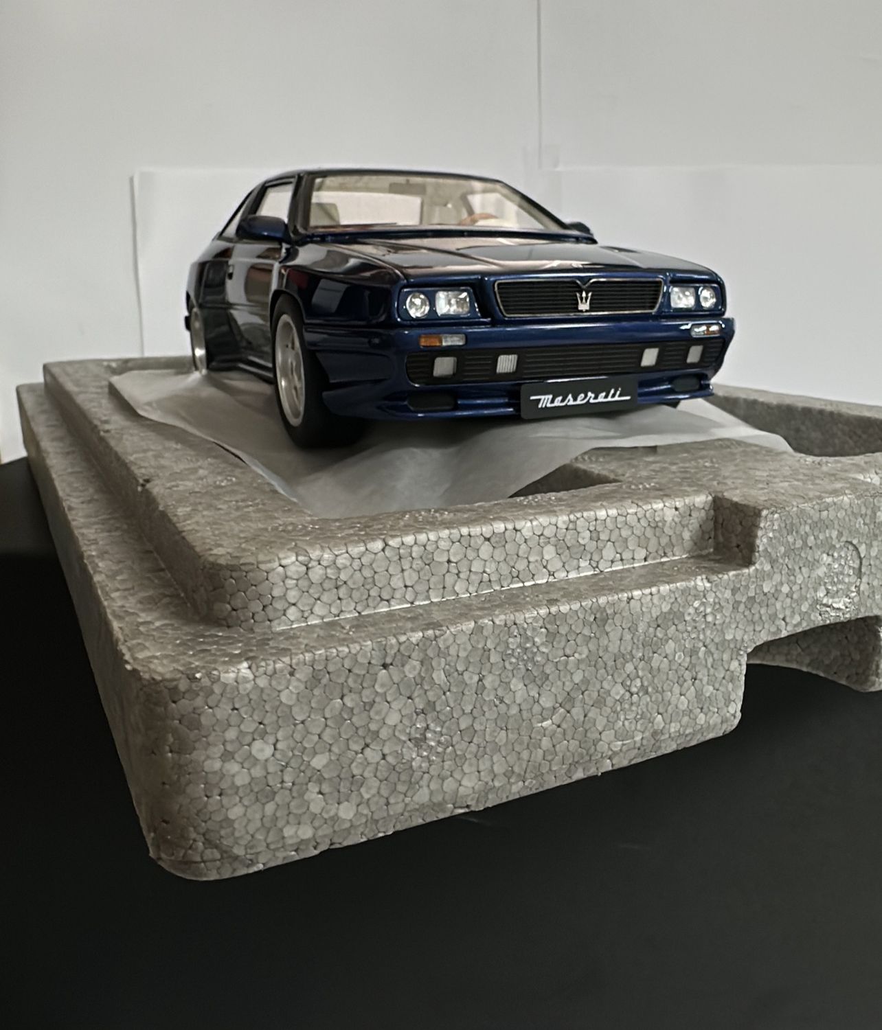 LS Collectibles 1:18 - Maserati Shamal 1989, blue metallic