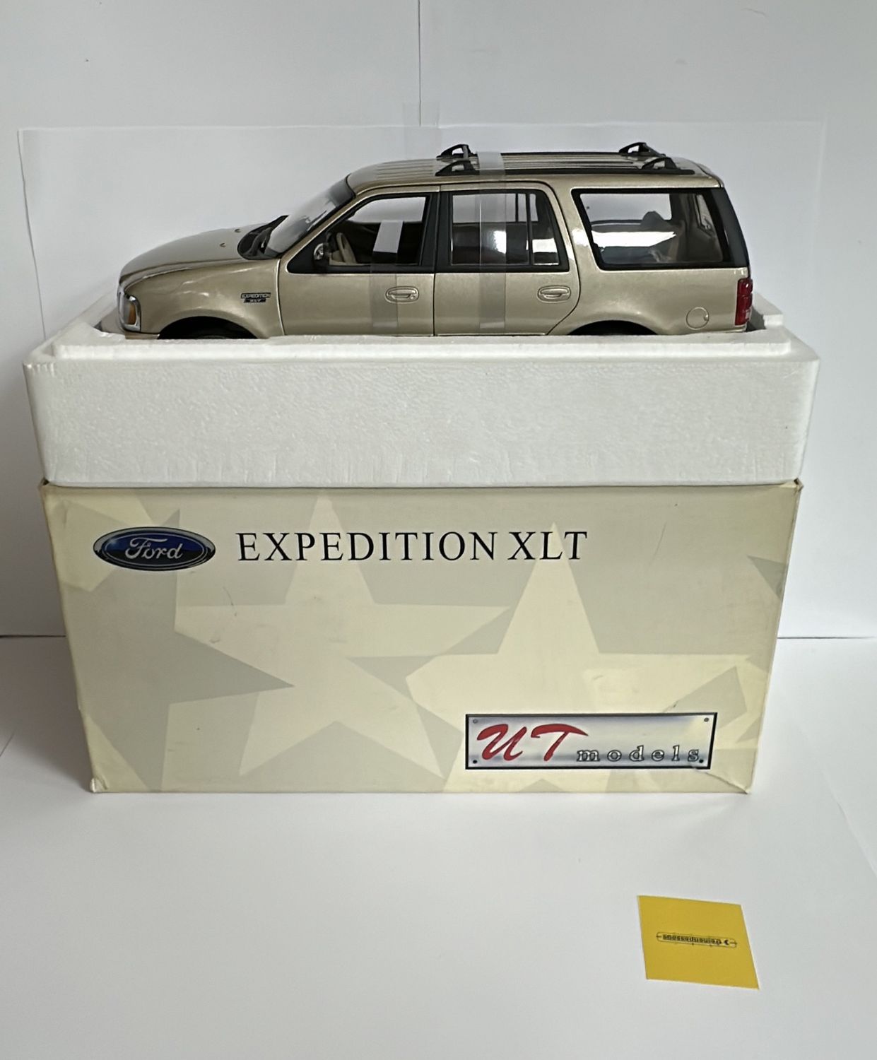 UT models 1:18 - Ford Expedition regular XLT , Gold Metallic,