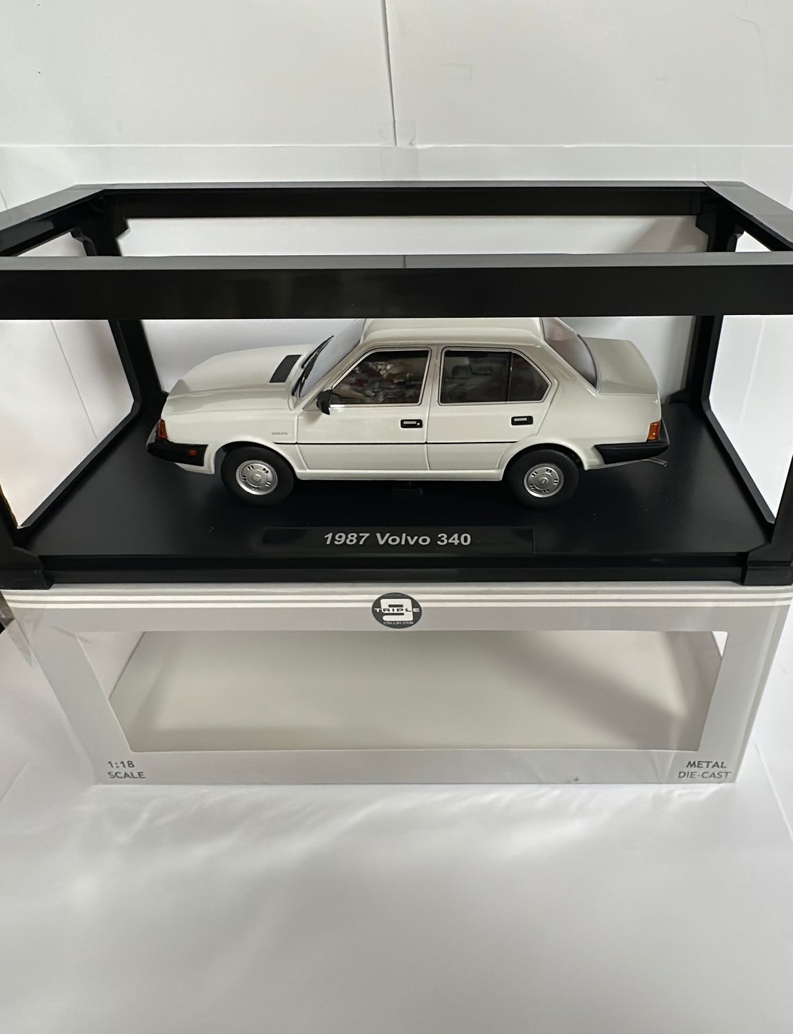 Triple 9 1:18 - Volvo 340 1987 white