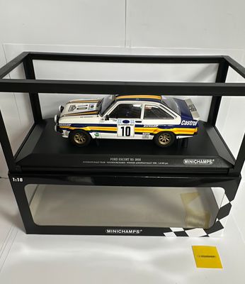 Minichamps 1:18 - FORD RS 1800 – ROTHMANS RALLY TEAM – VATANEN/RICHARDS – ACROPOLIS RALLY 1980