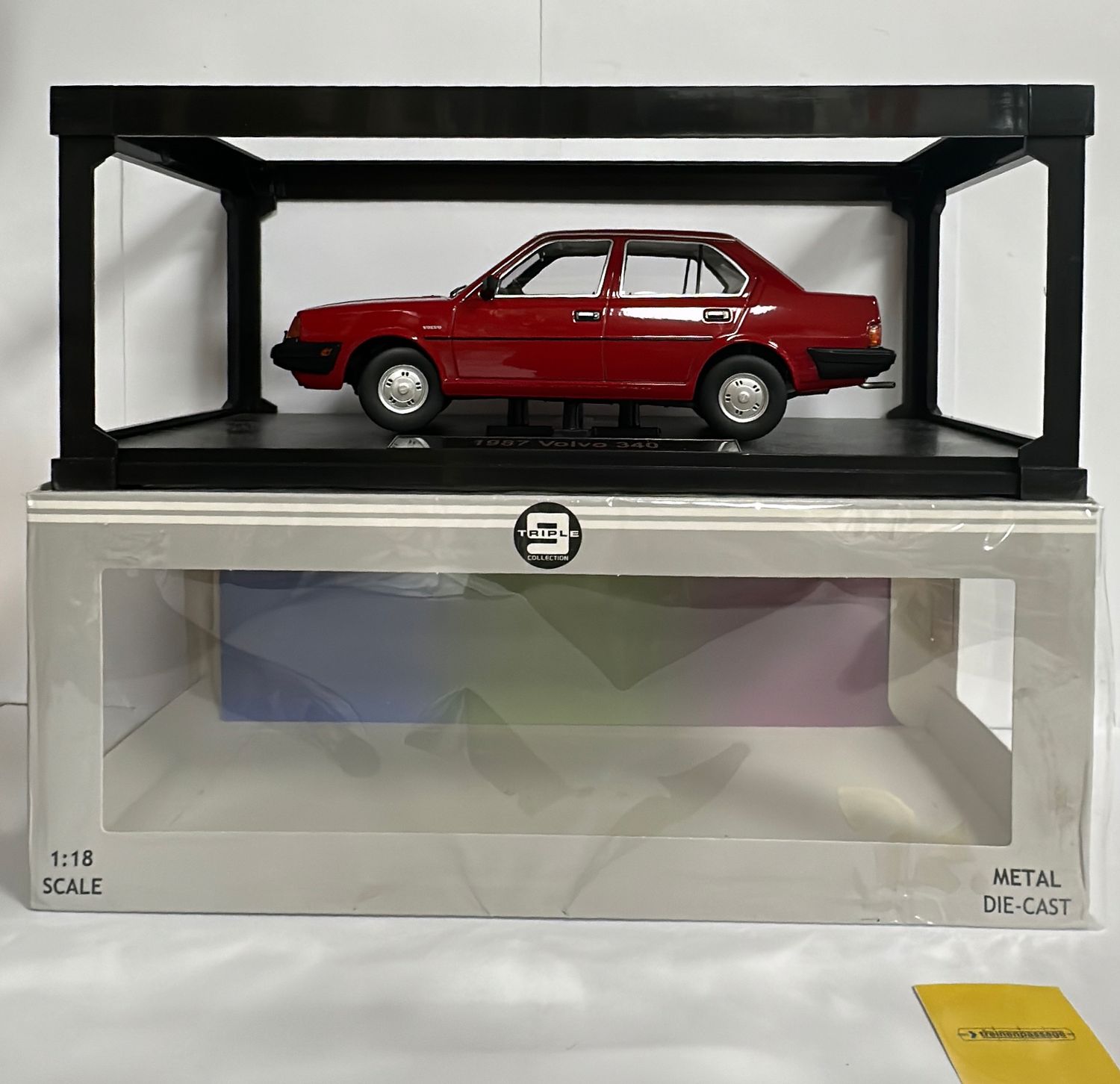 Triple 9 1:18 - Volvo 340, Rood, 1987