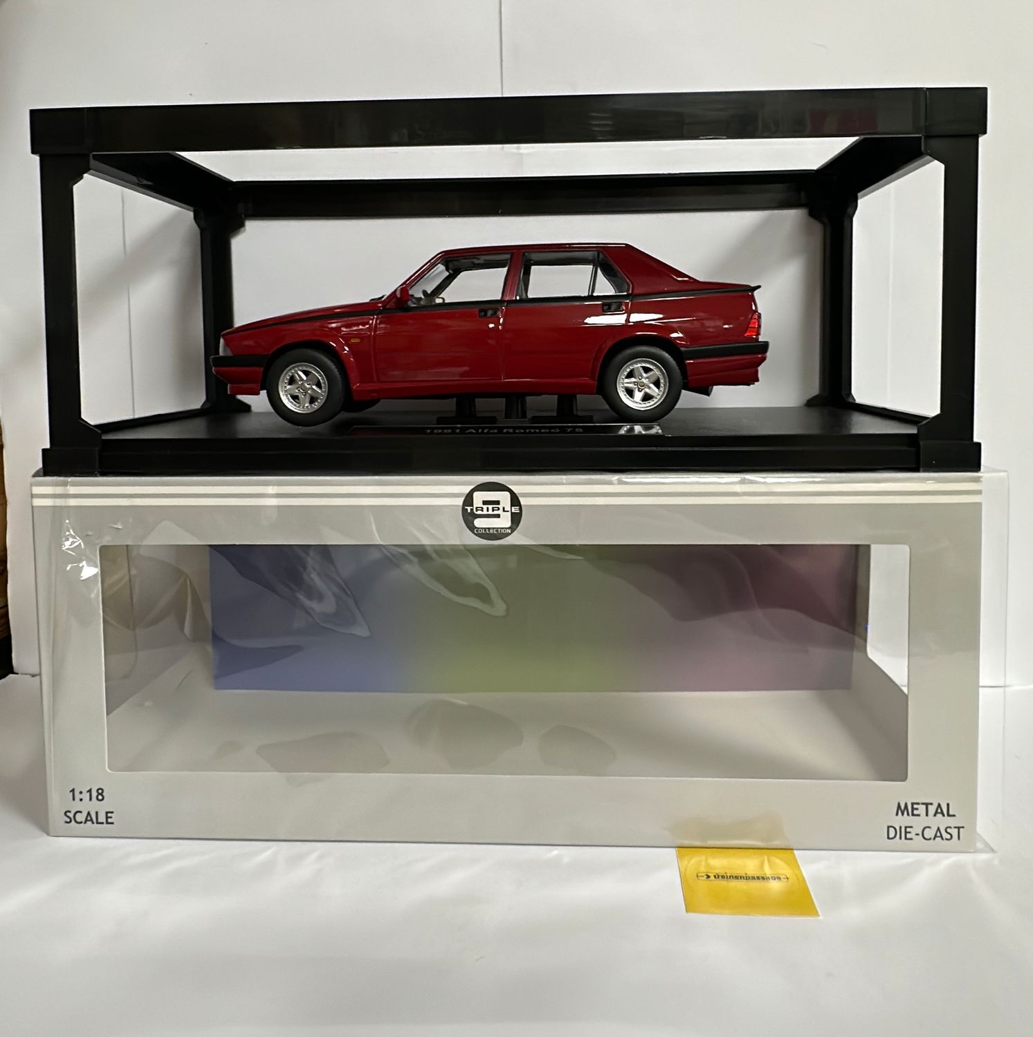 Triple 9 1:18 - Alfa Romeo 75, Alfa Red, 1991