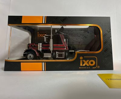 IXO 1:43 - Peterbilt 359 1973 Zwart / Rood