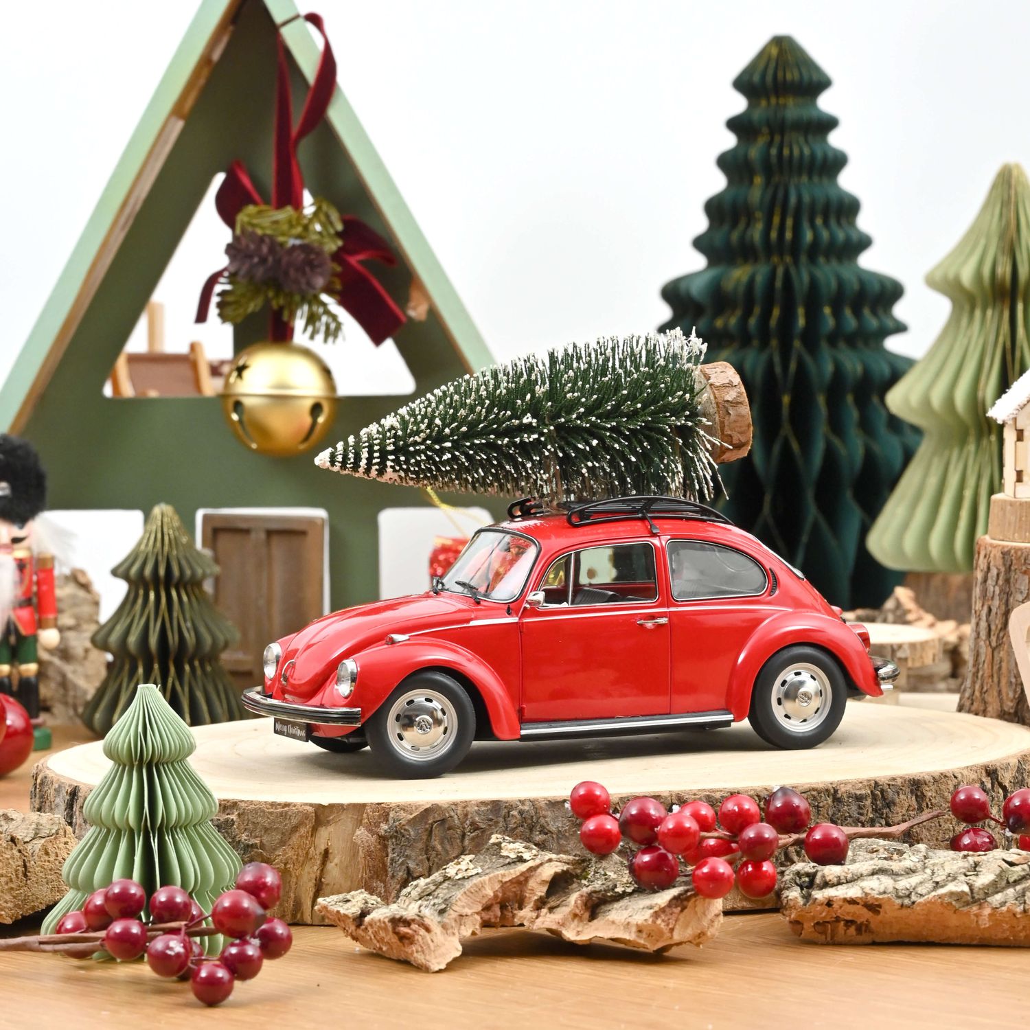Norev 1:18 - Volkswagen 1303 Kever (1973), rood met kerstboom