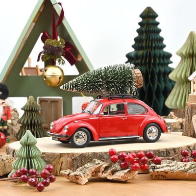 Norev 1:18 - Volkswagen 1303 Kever (1973), rood met kerstboom