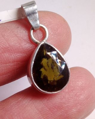 Pendentif tourmaline verte facetée et sertie clos
