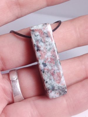 Pendentif granite rouge cordon simple