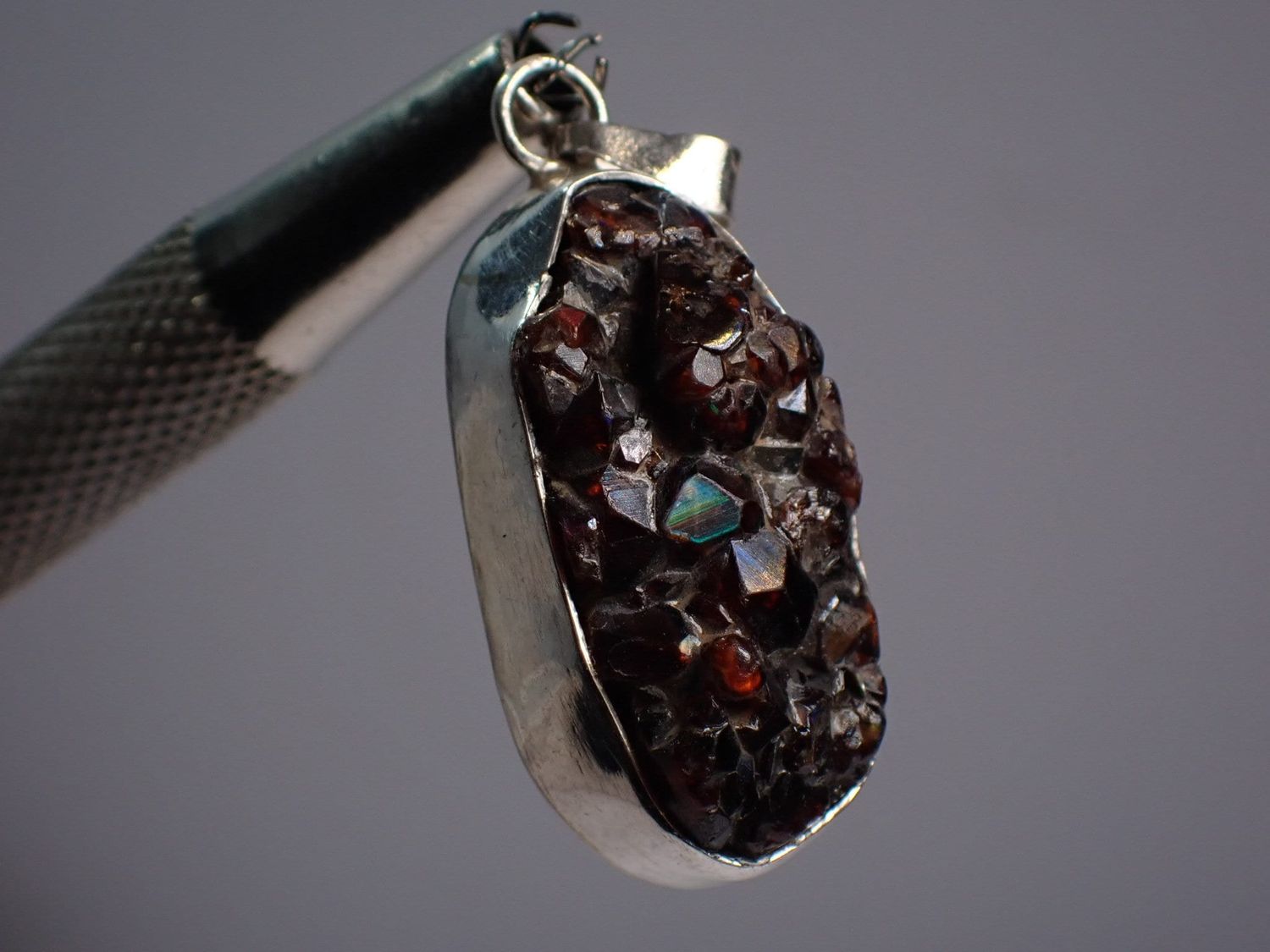 Pendentif cluster grenat arc en ciel brut serti sur argent 925