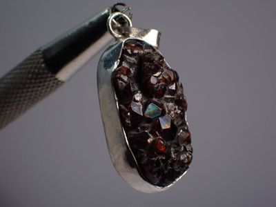 Pendentif cluster grenat arc en ciel brut serti sur argent 925