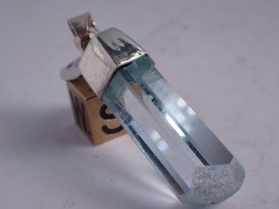 Pendentif aigue marine cristal brut serti sur argent 925