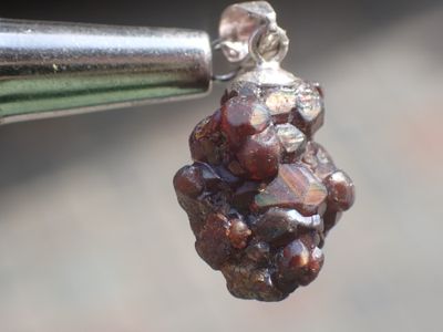 Pendentif cluster grenat arc en ciel brut