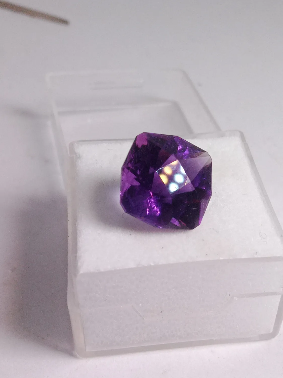 Améthyste taille carré facettes  6,6 ct