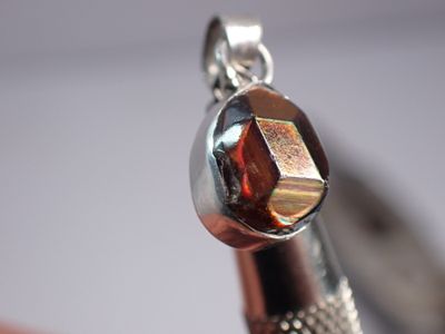 Pendentif grenat arc en ciel brut serti sur argent 925