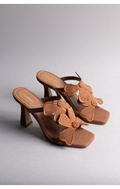 Sequoia by Lun Flower Applique 2" Heel, Size: 6
