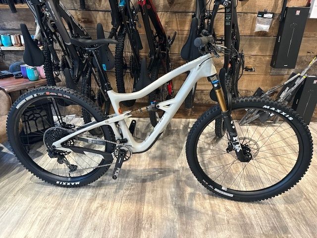 IBIS Ripley CARBON Large  *ON SALE $4199.99*