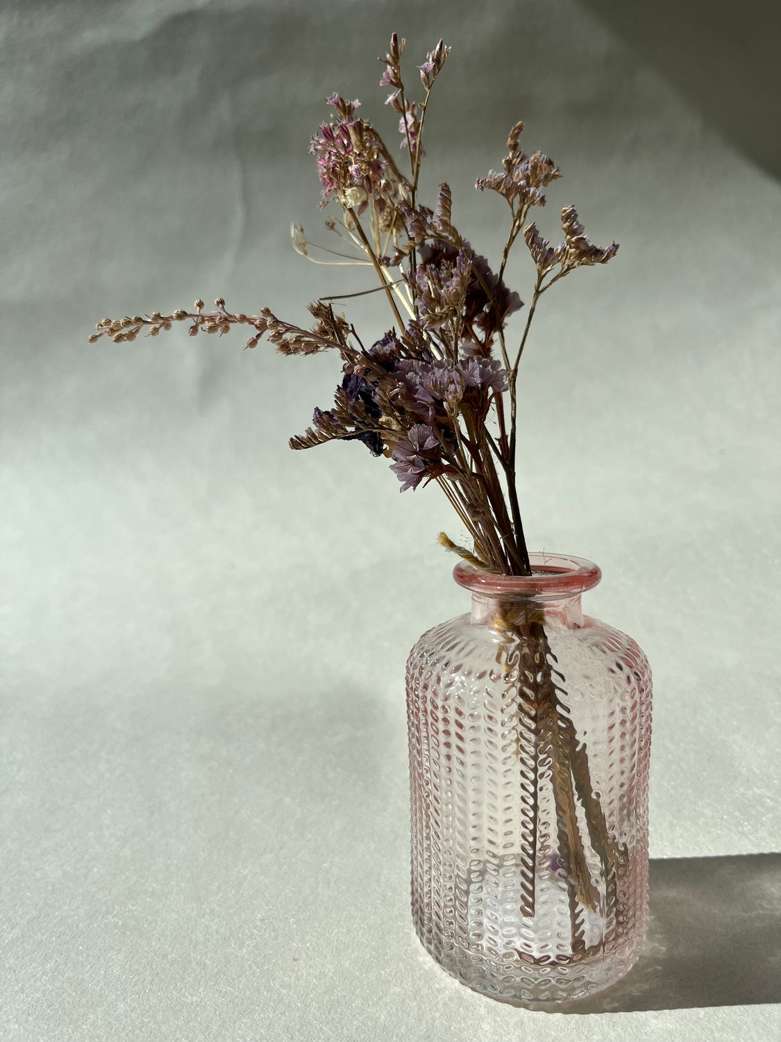 Glazen vaasje met droogbloemen