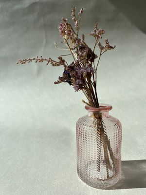Glazen vaasje met droogbloemen