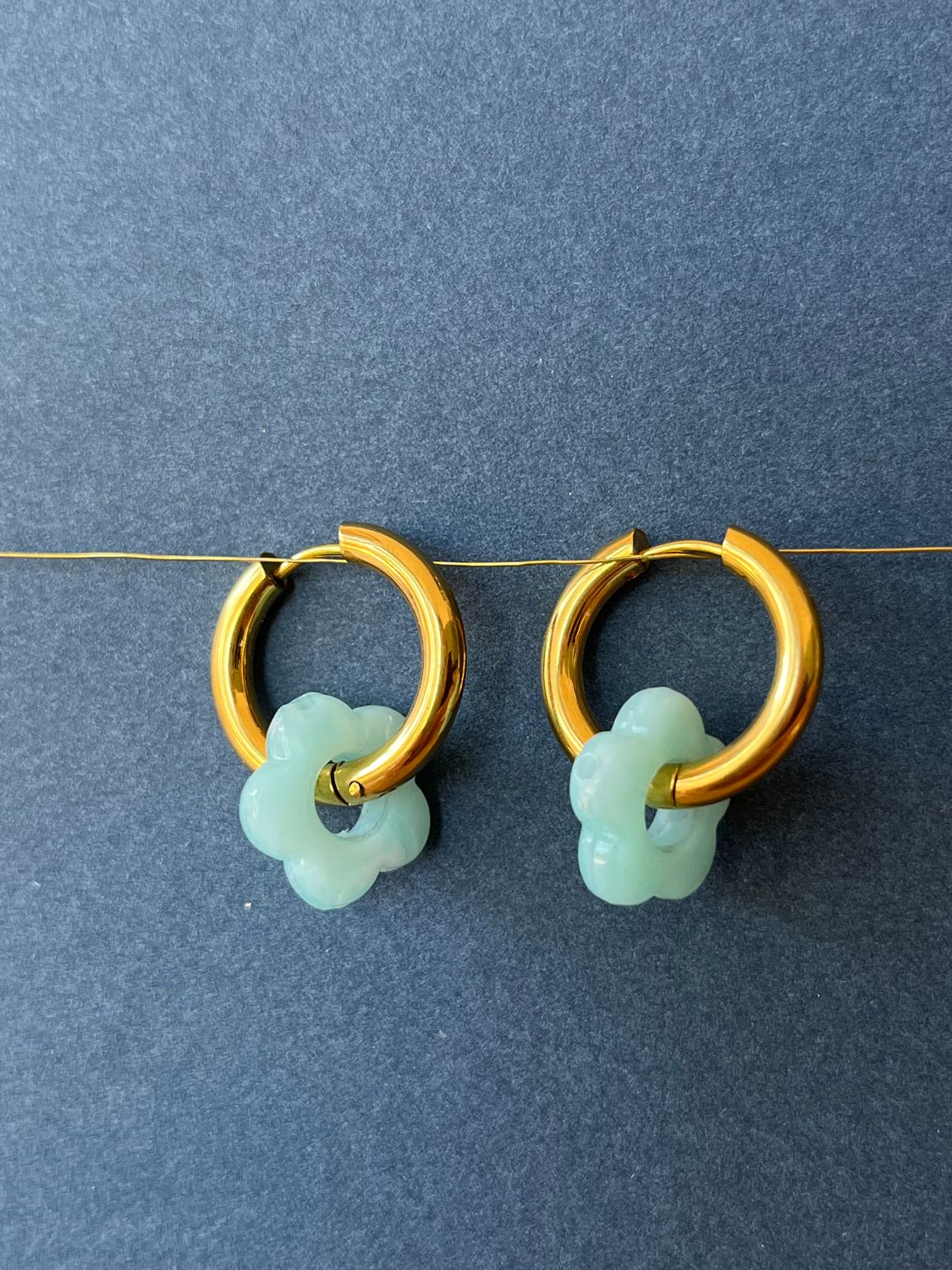 oorring met bloemetje / blauw