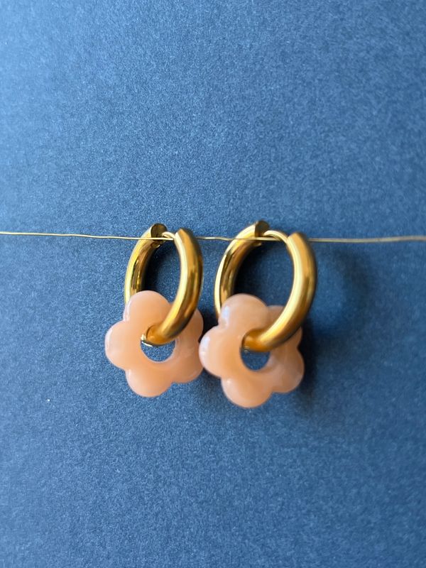 oorring met bloemetje / roze