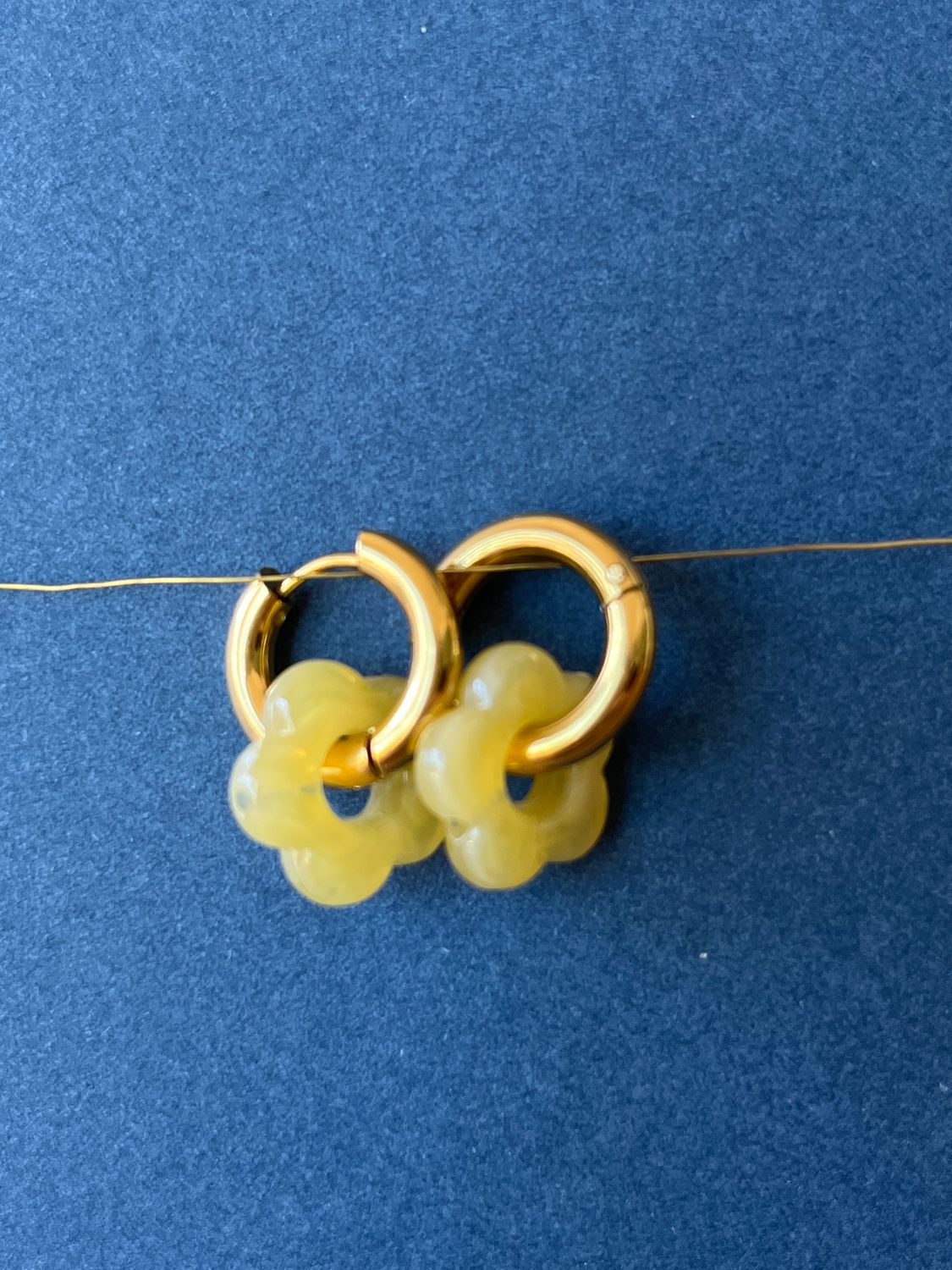 oorring met bloemetje / geel