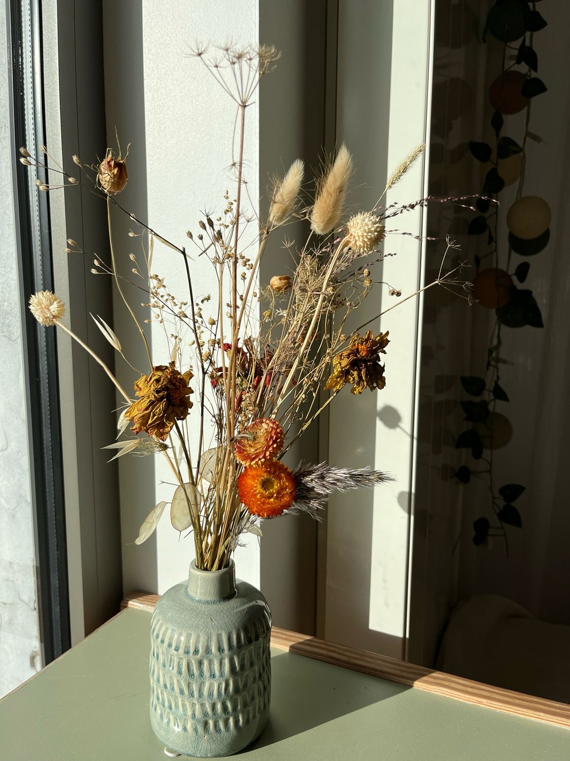 Vaas met droogbloemen