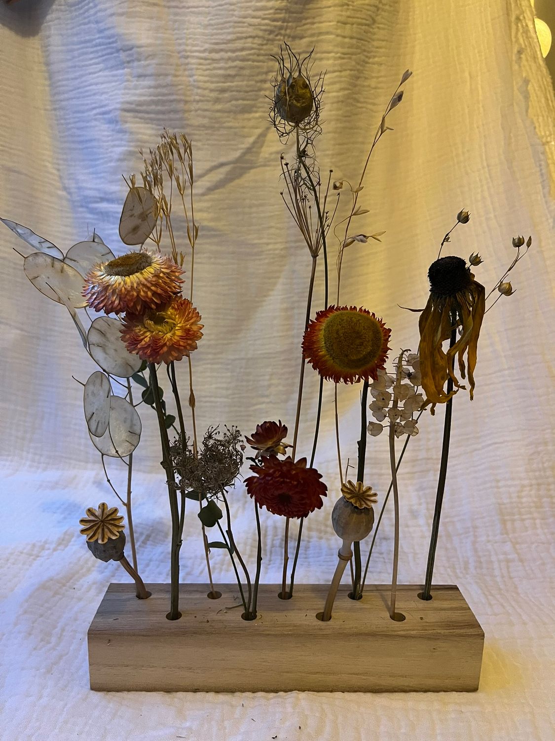 cadeaubox staander met droogbloemen oranje